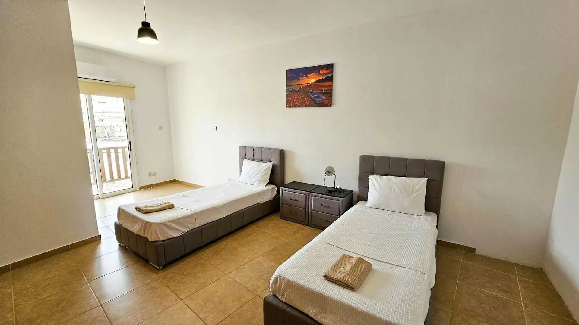 Sky Ward City Rooms, 150M From Chabad Lubavitch Larnaca Apartment